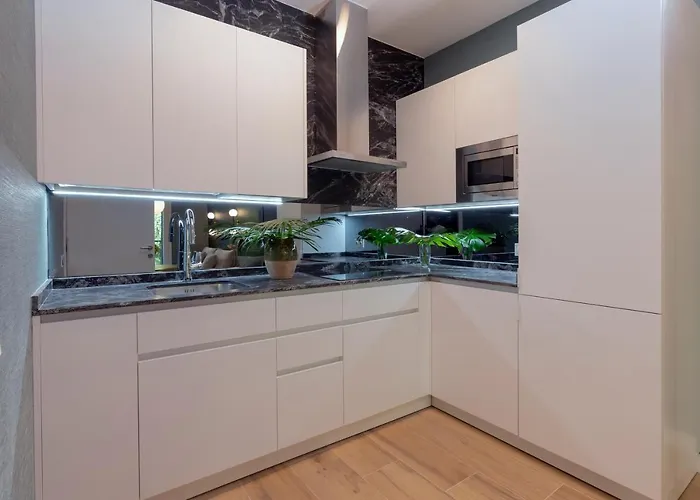 Big 4 In A Centric Parking Included *